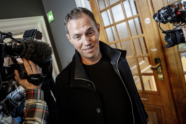 Folketingsmedlem beskyldes for at misbruge millioner på sig selv