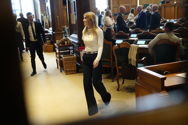 Folketinget udsætter møde om godkendelse af tinget efter bopælssag